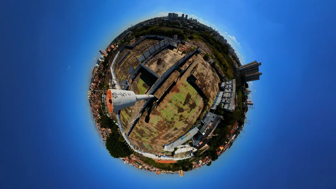 Drone FPV 360º — planeta sobre estádio