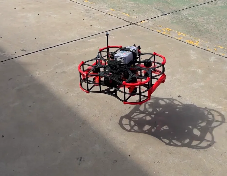 Drone FPV cinewhoop customizado em voo